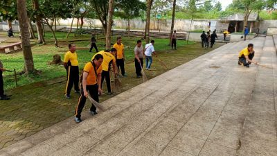 Peduli Lingkungan Polsek Banjar Bersama Masyarakat Lakukan Bersih Sampah