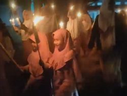 Sambut Tahun Baru Hijriah, Ribuan Orang di Pangandaran Pawai Obor