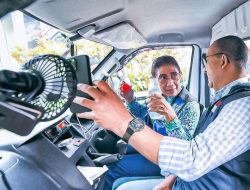 Anies Baswedan Diajak Susi Pudjiastuti Keliling Pangandaran Naik Mobil Losbak