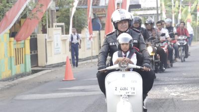 Kapolres Banjar Gunakan Vespa Antar Sandi ke Sekolah