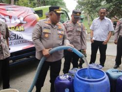 Polisi di Pangandaran Berikan 8000 Liter Air Bersih Untuk Warga