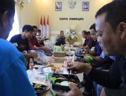Silturahmi dengan Jurnalis, Kapolres Banjar Kenalkan Makanan Hasil Karya Pelajar