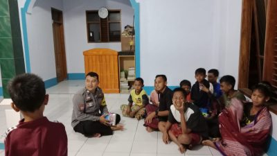 Program Kapolri, Polsek Kalipucang Pangandaran Bagikan Buku Ke Sekolah
