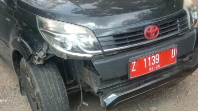 Kecelakaan di Kalipucang Pangandaran, Mobil Plat Merah Tabrakan.