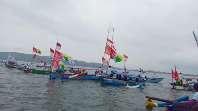 Puluhan Perahu Nelayan di Pangandaran Kompoy Kibarkan Kain Bergambar Ganjar Pranowo