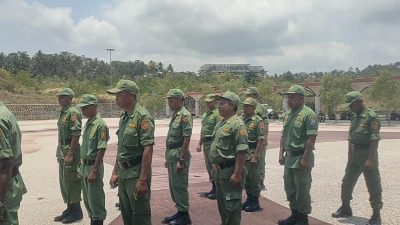 Kocak! Keseruan Linmas Ikuti Lomba PBB di Pangandaran