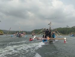 Meriahnya Pawai Perahu Hias di Sungai Citanduy Pangandaran