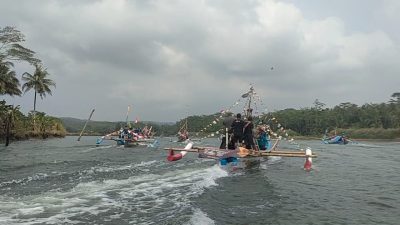 Meriahnya Pawai Perahu Hias di Sungai Citanduy Pangandaran