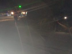 Solidaritas Sopir Dump Truk di Pangandaran, Bersihkan Pasir di Jalan