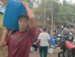 Kemarau Panjang, Warga di Pangandaran Berbondong-bondong Rebutan Air Bersih