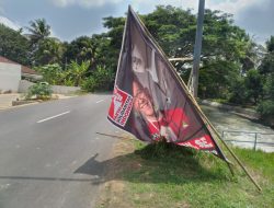 Waduh! Baliho Caleg PSI Tumbang, Nyaris Sambar Pemotor di Jalan Kota Banjar