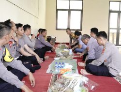 Begini Potret Kedekatan Kapolres Banjar dengan Personel, Ngaliwet Bareng Setelah Sholat Jumat