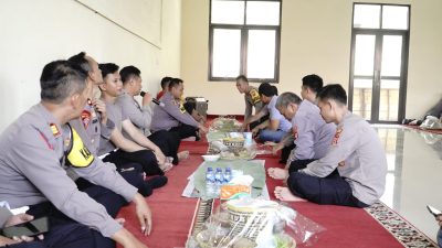 Begini Potret Kedekatan Kapolres Banjar dengan Personel, Ngaliwet Bareng Setelah Sholat Jumat