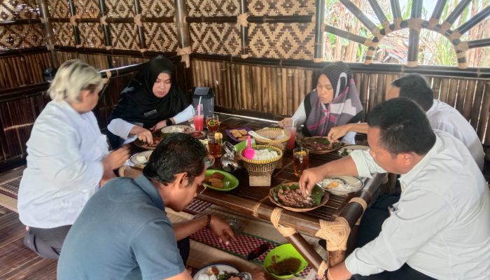 Nikmatnya Makan di Lesehan Agus Kucir Pangandaran