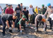 Libur Nataru, TNI di Pangandaran Kompak Singkirkan Sampah di Bibir Pantai
