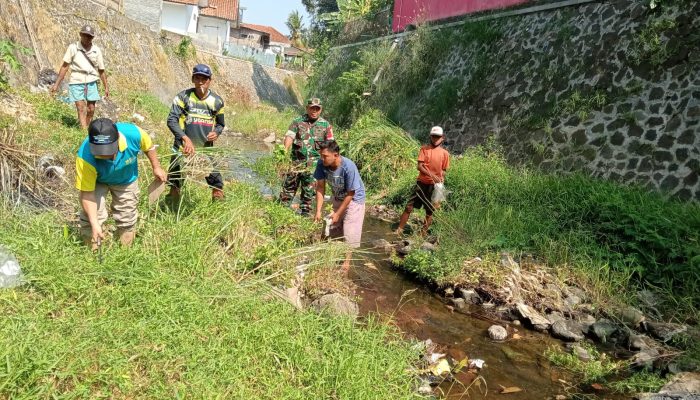 Karya Bakti TNI, Koramil 0625/Padaherang dan Masyarakat Lakukan Gotroy