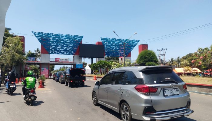 Libur Sekolah dan Nataru, Pantai Pangandaran Diserbu Wisatawan, Nyaris Krodit