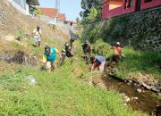 Bersama Warga, Danramil 2506 Padaherang di Pangandaran Singkirkan Sampah di Sungai