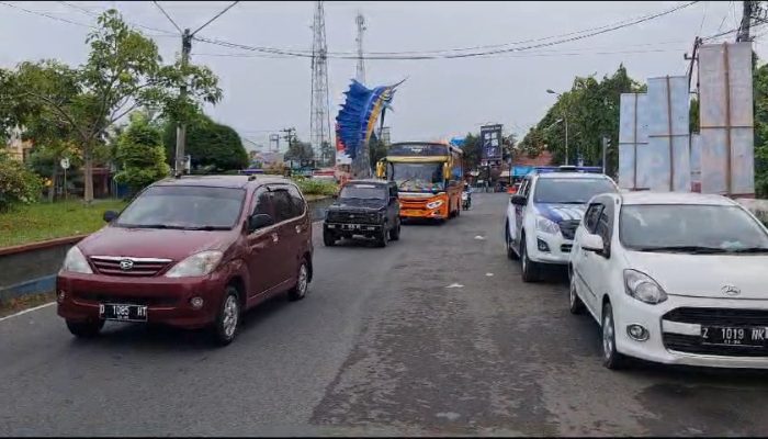 Bergemuruh! Jelang Tahun Baru, Kendaraan Pengunjung Terus Memasuki Pangandaran