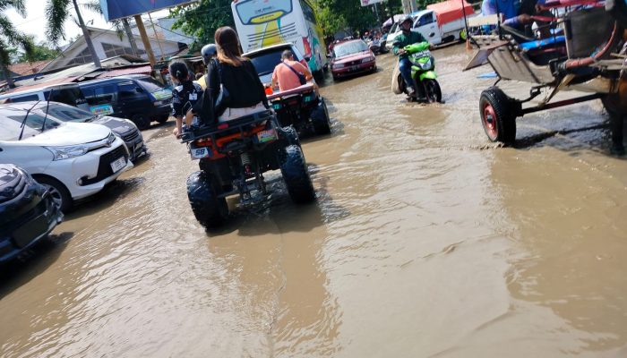 Becek! Akses Jalan di Kawasan Wisata Pangandaran Tergenang Air