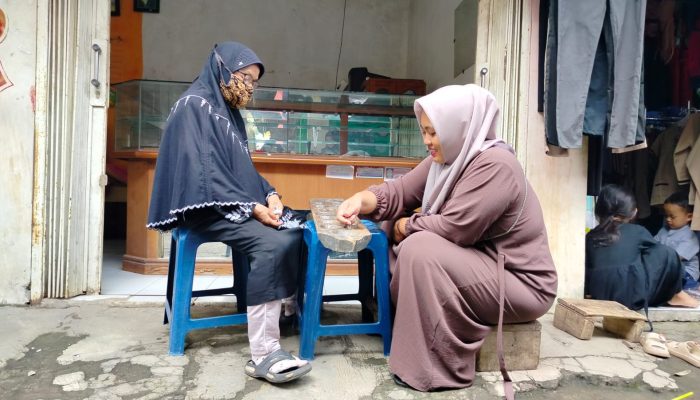 Layaknya Bocah Dulu, Ibu-ibu Muda di Pangandaran Asyik Bermain Congkak