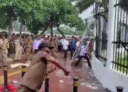 Demo APDESI di Depan Gedung DPR Ricuh, Massa Jebol Pagar Pakai Tambang
