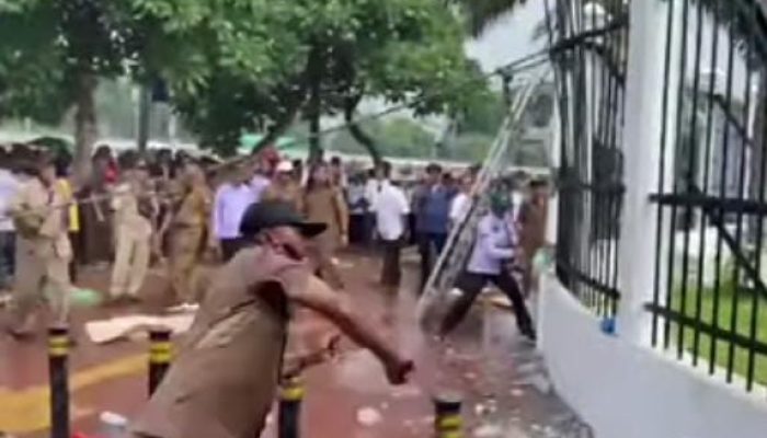 Demo APDESI di Depan Gedung DPR Ricuh, Massa Jebol Pagar Pakai Tambang