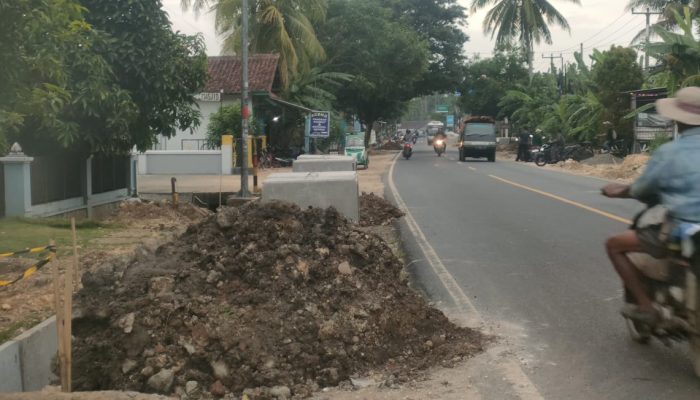 Pembangunan Irigasi di Jalan Raya Nasional Pangandaran Dikeluhkan Pengendara
