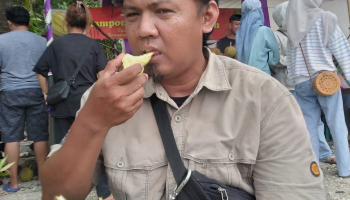 Petani Pangandaran Pamerkan Ribuan Durian lokal, Pengunjung: Rasanya enak 