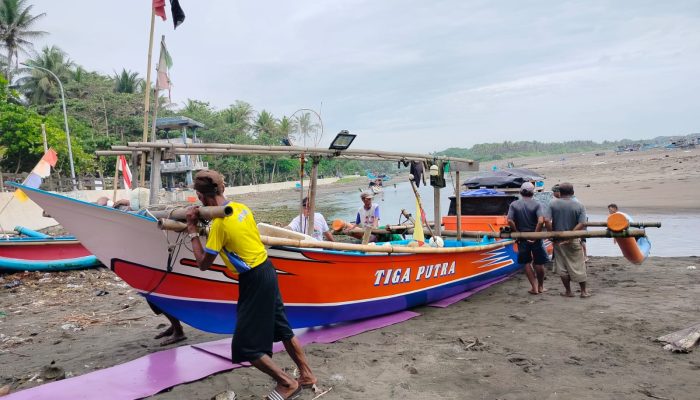 Nelayan Pangandaran Keluhkan Soal Pembelian BBM