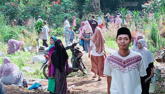 Jelang Puasa, Warga Cipicung Karangsari Pangandaran Antusias Gelar Ziarah Kubur Masal