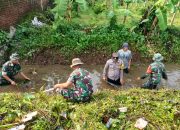 Gotong Royong, Babinsa Dan Bhabinkamtibmas Langensari ‘Nyemplung’ ke Kali