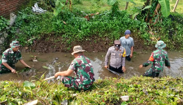 Gotong Royong, Babinsa Dan Bhabinkamtibmas Langensari ‘Nyemplung’ ke Kali