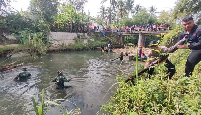 Jelang Puasa, Personel Gabungan di Pangandaran Singkirkan Sampah di Sungai Citonjong