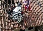 Sepeda Motor Nyungsep Diatas Genting Rumah Warga Saat Dipakai Siswi SD Ngabuburit