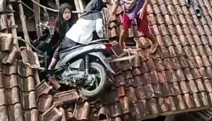 Sepeda Motor Nyungsep Diatas Genting Rumah Warga Saat Dipakai Siswi SD Ngabuburit 