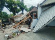 INNALILAHI! Mobil L300 di Pangandaran Oleng Tabrak Bengkel dan Rumah