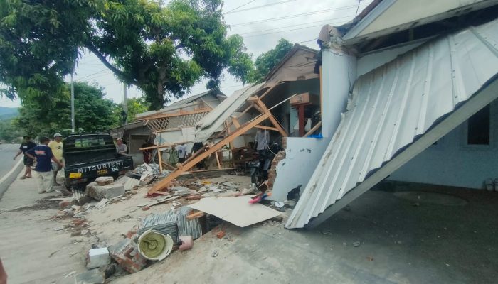 INNALILAHI! Mobil L300 di Pangandaran Oleng Tabrak Bengkel dan Rumah