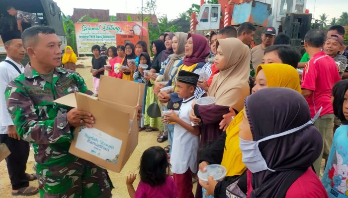 Bulan Ramadhan, Kodim 0625 Pangandaran Salurkan Paket Buah Kurma ke Warga