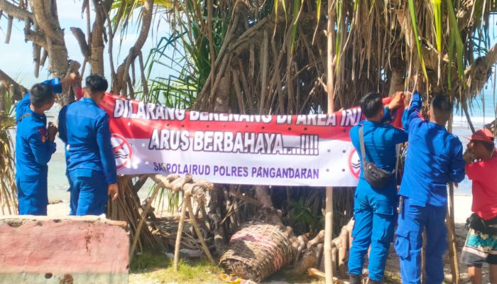 Libur Lebaran, SatPol Airud Polres Pangandaran Pasang Spanduk Imbauan Larangan Berenang