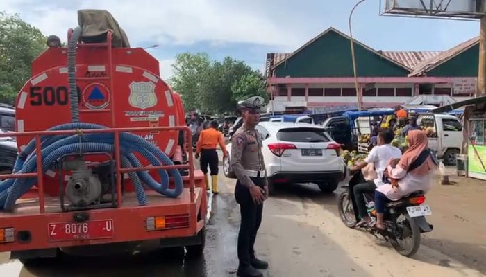 Jadi Penghambat Lalulintas, Genangan Air di Badan Jalan Wisata Pangandaran Disingkirkan Petugas