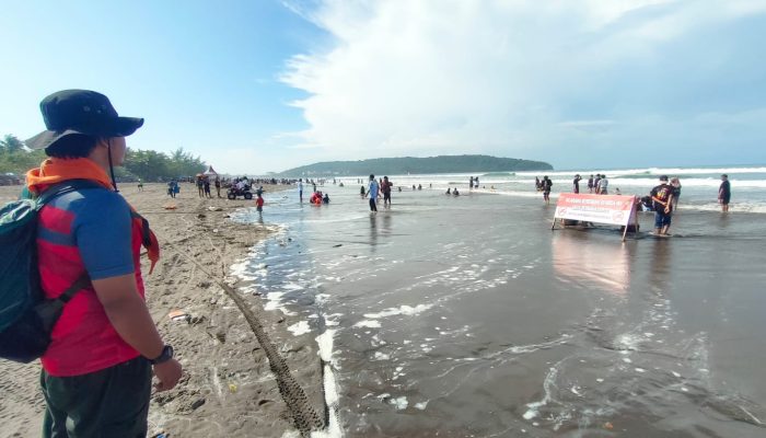 Pantai Pangandaran Dipadati Wisatawan, Mahasiswa UNPAD Jatinangor Turun Tangan Bantu Petugas