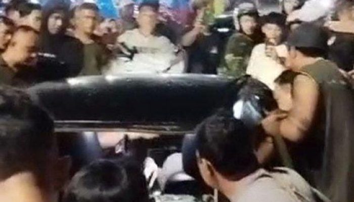 Diduga Acungkan Kapak, Mobil Wisatawan Asal Bandung Diamuk Warga, Blakslist Aja!