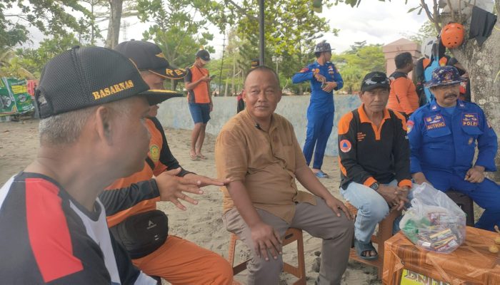 Rasa Kemanusiaan, Dadang Okta Bacalon Bupati Pangandaran Sambangi Tim SAR Gabungan