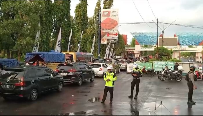 Pertama Libur Lebaran, Pintu Masuk Wisata Pantai Pangandaran Dipadati Kendaraan