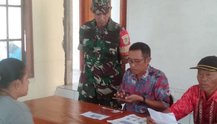 Babinsa Koramil 2506/Padaherang Pastikan Penyaluran Bantuan Beras Tepat Sasaran 