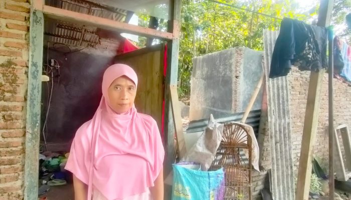 Miris! Janda Anak Dua di Pangandaran Tinggal di Rumah Tak Layak Huni
