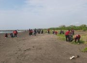 Pemkab Pangandaran Bersihkan Sampah di Pantai Bojes