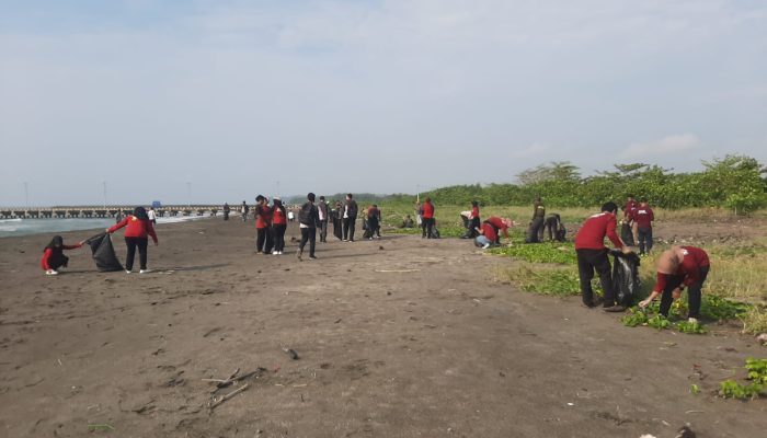 Pemkab Pangandaran Bersihkan Sampah di Pantai Bojes 