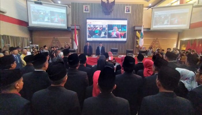 Lagu Iwan Fals ‘Surat Untuk Wakil Rakyat’ Menggema di Pelantikan DPRD Pangandaran, Ini Pesan Iwan Ridwan 